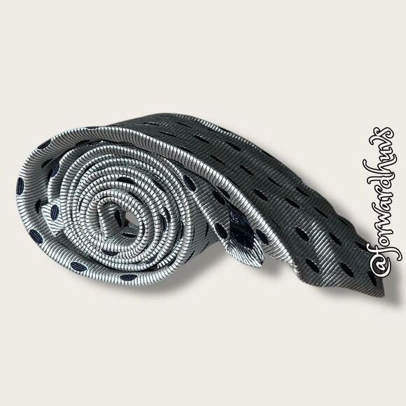 Silver Silk Lands’ End Neck Tie – Classic and Refined - Picture 8 of 10